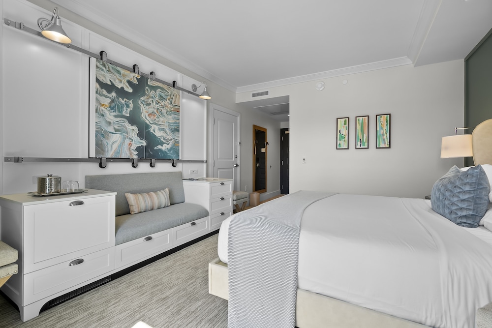 Superior Room, 1 King Bed photo 2