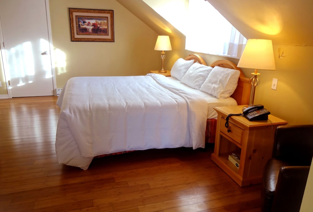 Studio Suite, 1 King Bed, Jetted Tub, Wood Burning Fireplace, Hardwood Floor, Balcony