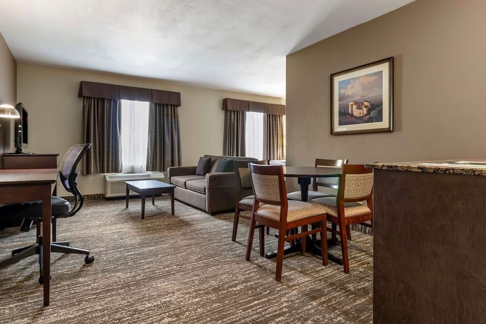 Suite, 1 Queen Bed, Non Smoking, Refrigerator & Microwave (Pet Friendly) - Photo 2