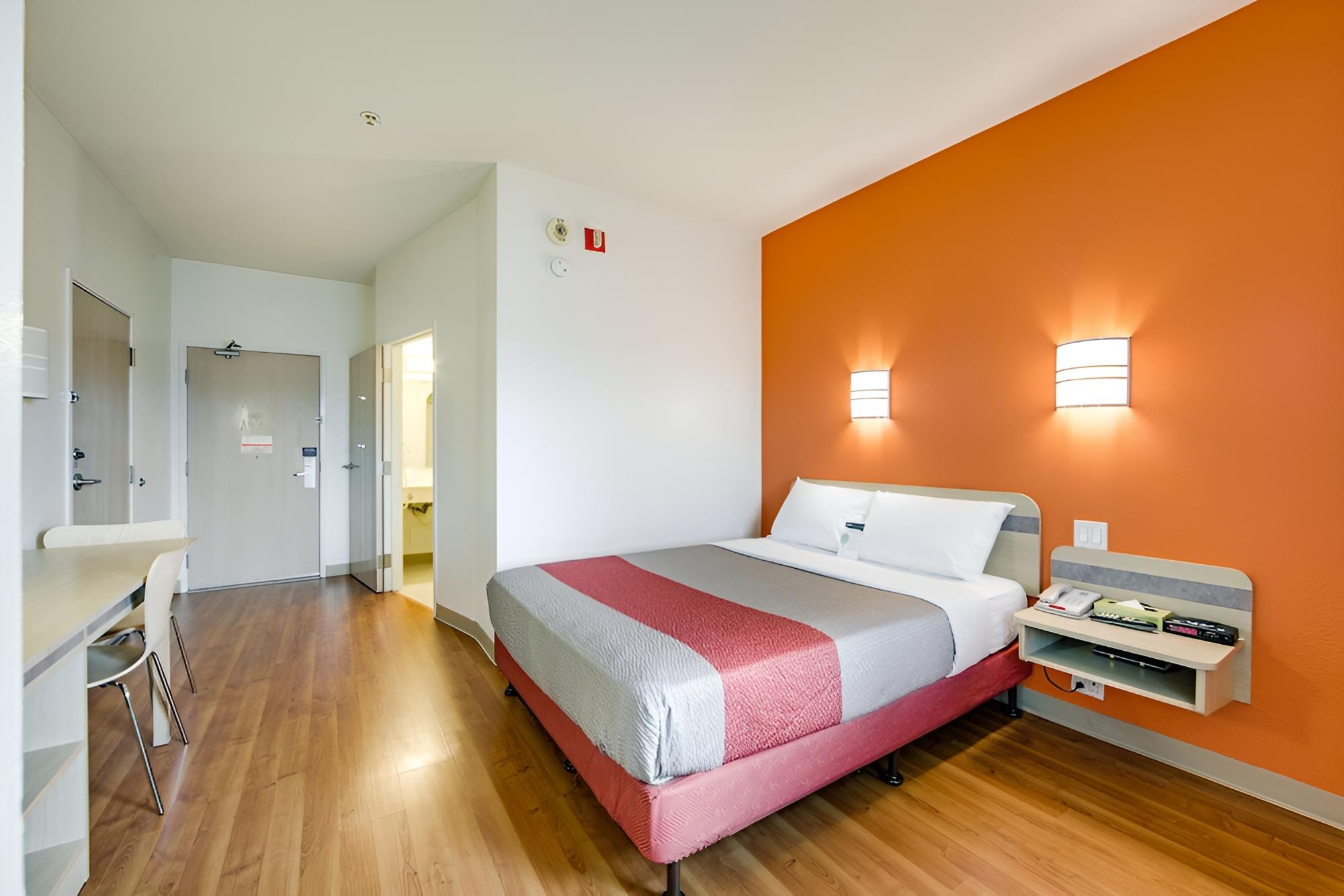 Standard Room, 1 Queen Bed, Non Smoking photo 2