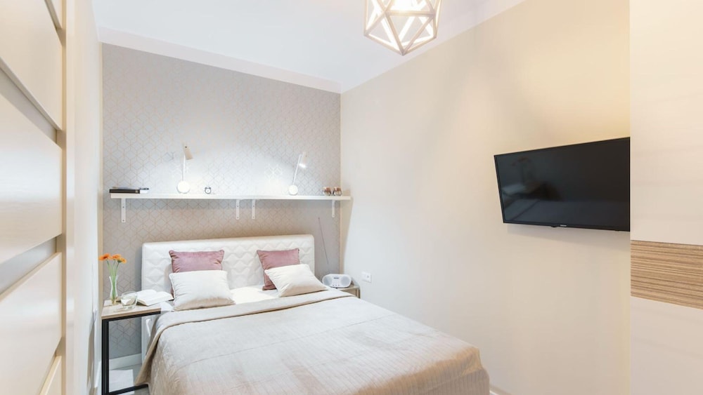 Apartment (31 E Gold) photo 2