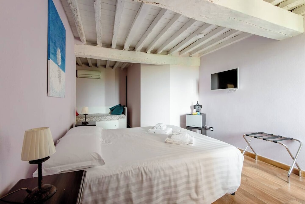 Junior Suite, 1 Queen Bed with Sofa bed, Private Bathroom, Garden View photo 3