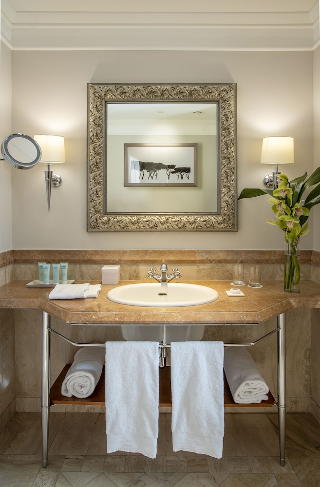 Deluxe Room - Photo 5