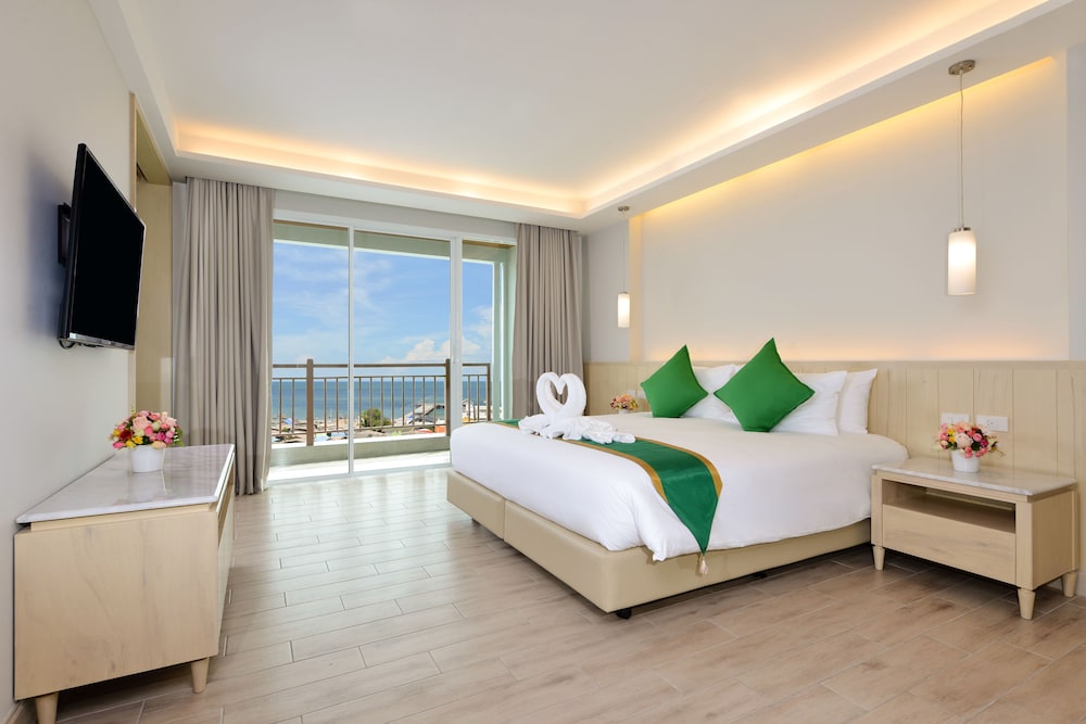 Premier Deluxe King Room with Sea View photo 3