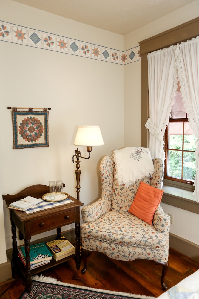 Comfort Room, Private Bathroom (Quilt Queen Room) photo 2