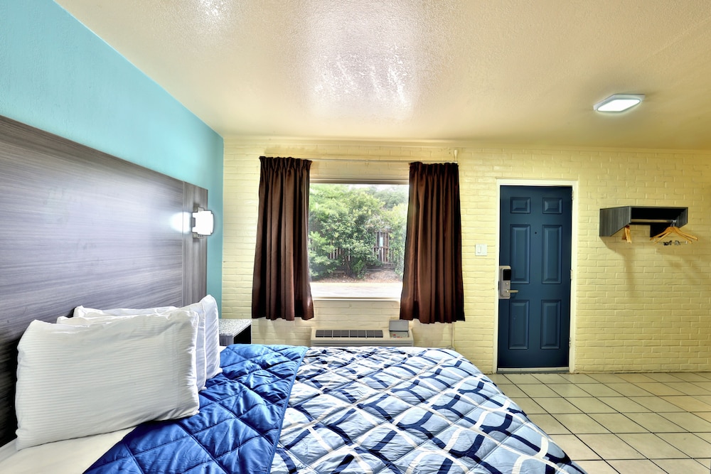 Room, 1 King Bed, Non Smoking - Photo 1
