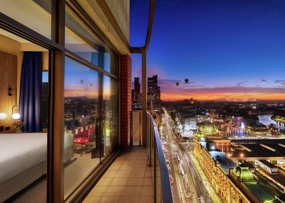 Room, 1 King Bed, Balcony, River View (Skyline) - Photo 4