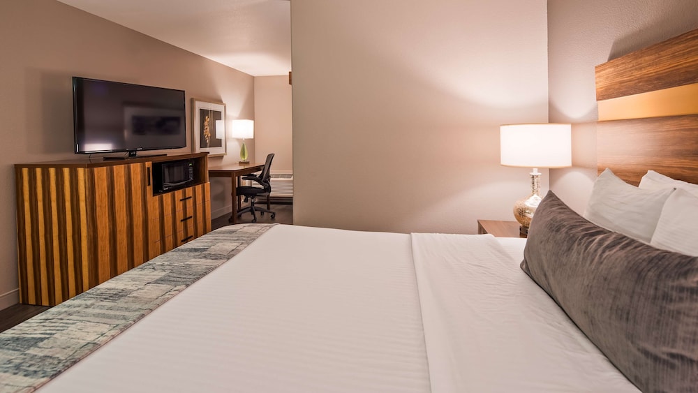 Suite, 1 King Bed, Non Smoking, Refrigerator & Microwave - Photo 2