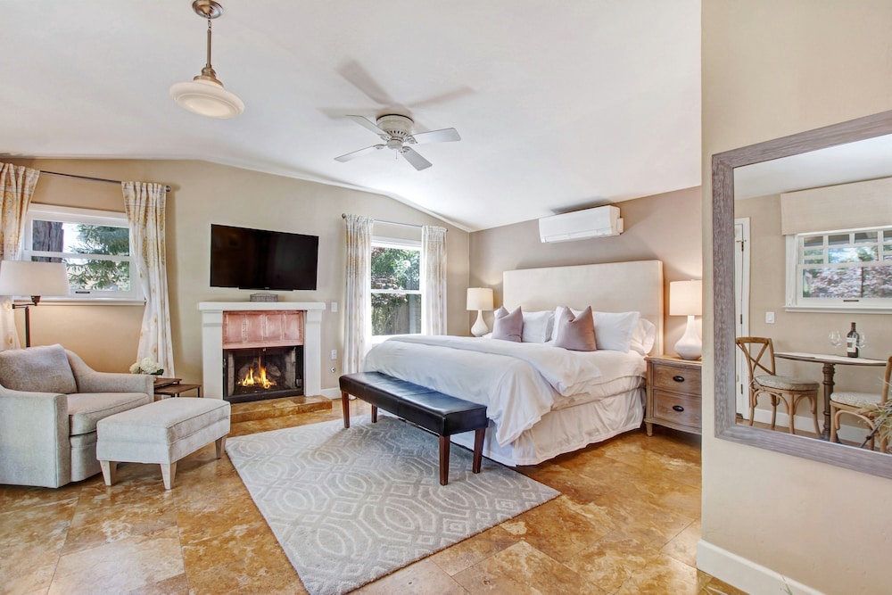 Studio Suite, 1 King Bed, Courtyard View, Ground Floor