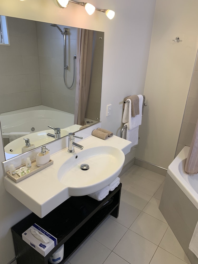 Superior Studio, Jetted Tub thumbnail 5