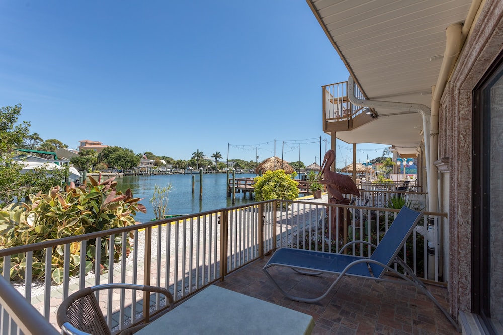 Bay Front with Balcony Suite: 2 Double Beds and 1 Sleeper Sofa - Photo 8