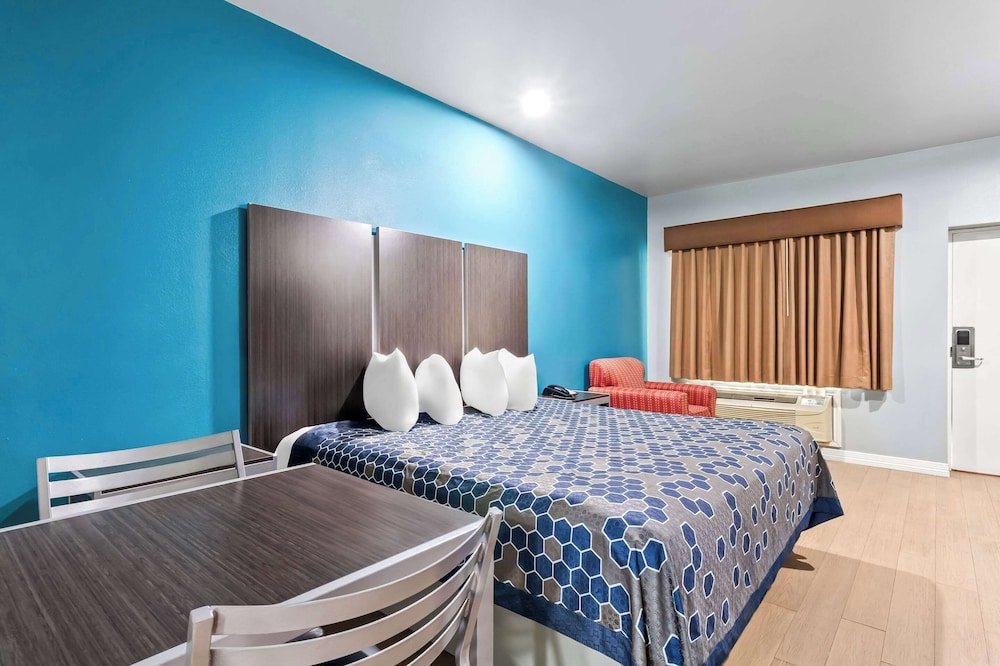 Room, 1 King Bed, Non Smoking (Efficiency)