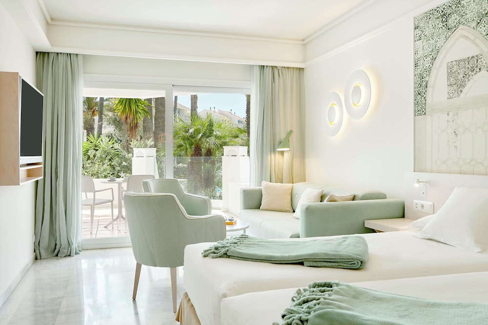 Double Room Single Use, Pool View