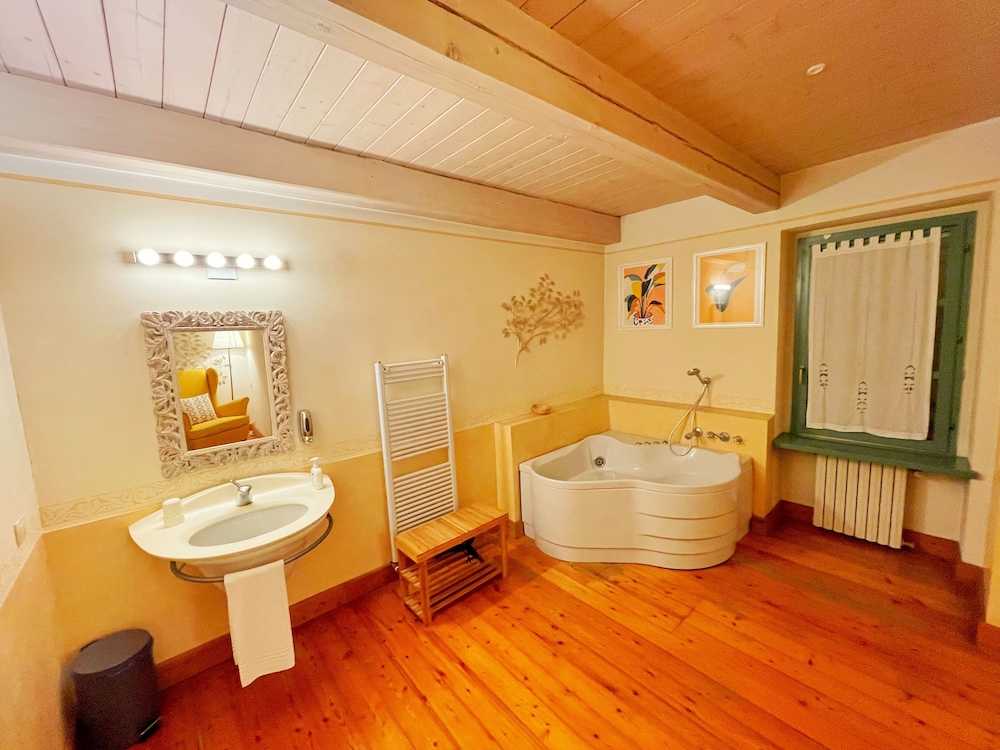 Deluxe Quadruple Room, 1 Bedroom, Private Bathroom photo 2