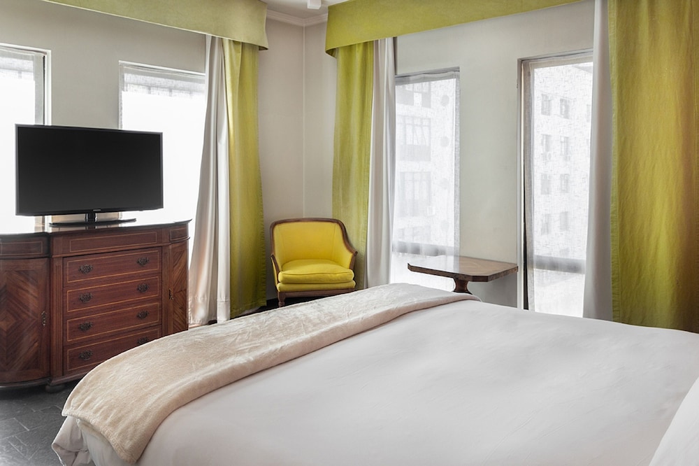 Suite, 1 King Bed - Photo 2