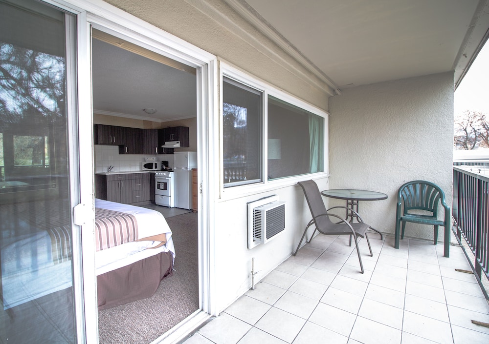 Deluxe Room, 1 Queen Bed, Kitchen photo 2