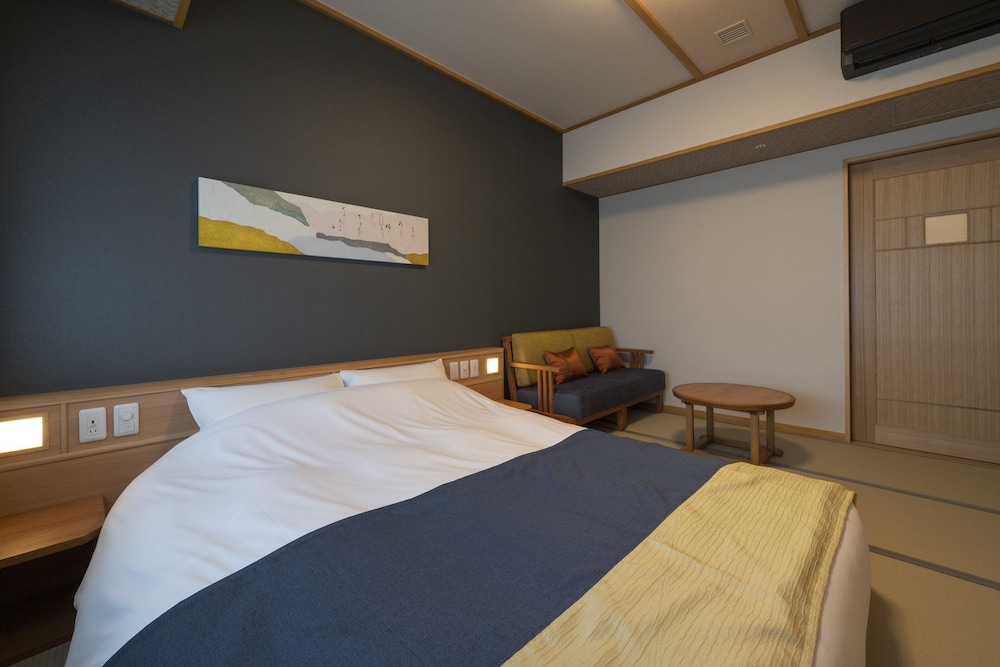 Basic Double Room, 1 Queen Bed, Non Smoking - Photo 2