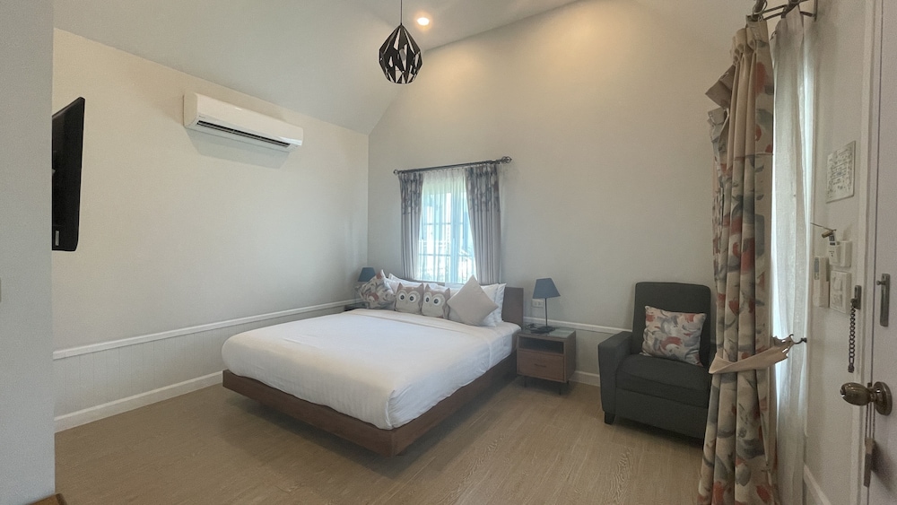 Deluxe Room, Pool View - Photo 16