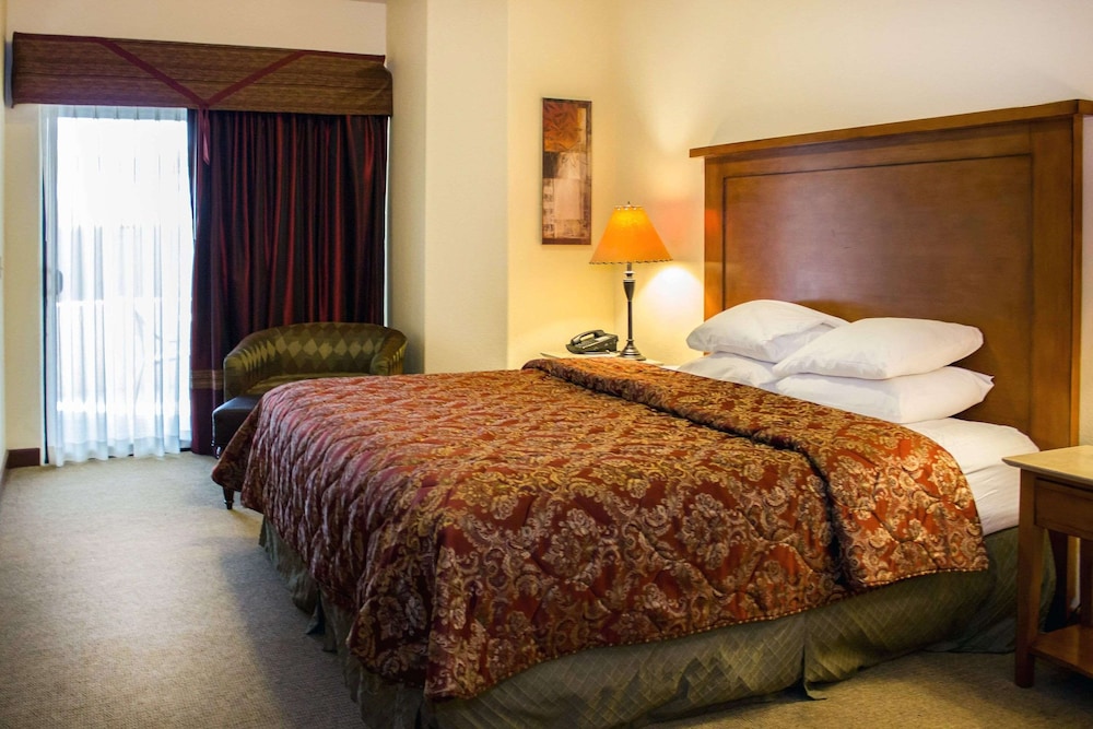 Suite, 2 Bedrooms (Lockoff, Studio & 1 Master)