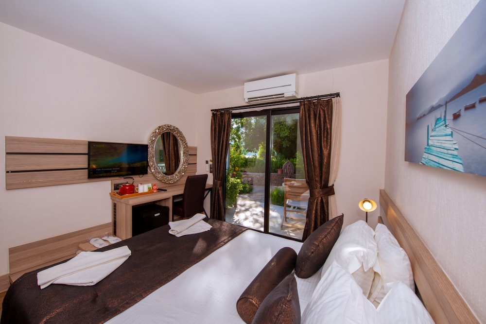 Deluxe Double Room, 1 Queen Bed, Partial Sea View