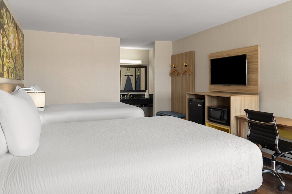 Room, 2 Queen Beds, Smoking photo 3