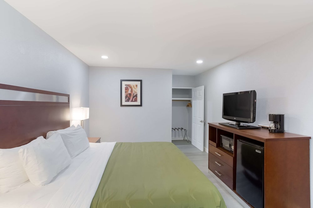 Standard Room, 1 King Bed, Non Smoking - Photo 2