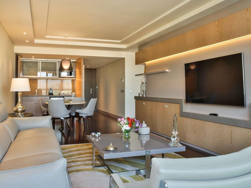 Executive Suite, 1 King Bed, Balcony thumbnail 5