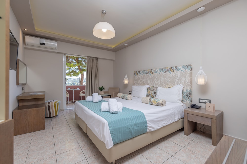 Standard Double Room, 1 Bedroom, Partial Sea View