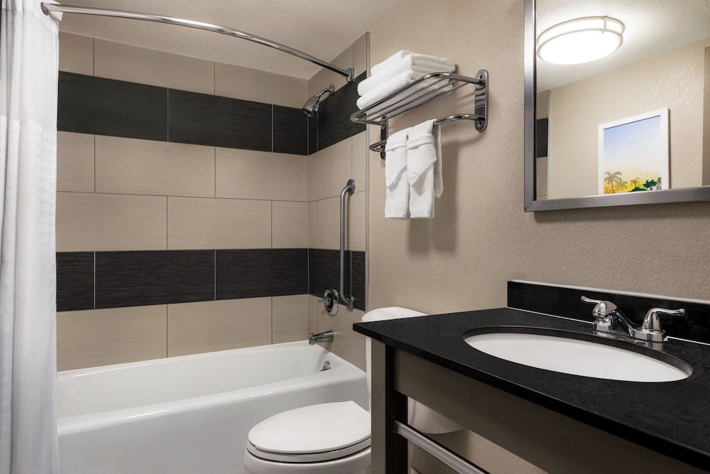Deluxe Suite, 2 Queen Beds, Non Smoking - Photo 4