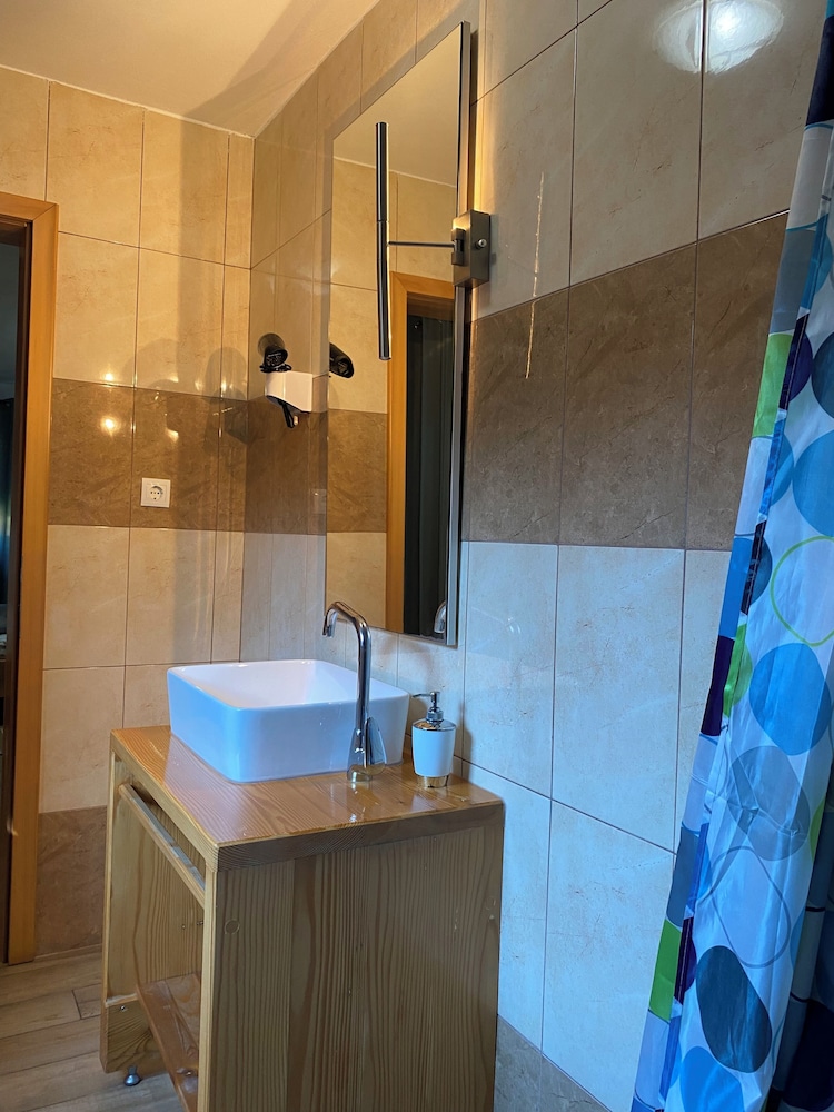 Deluxe Double Room - Photo 23