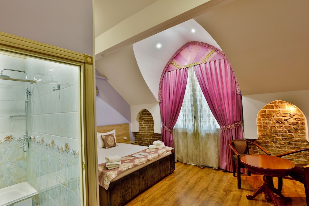 Luxury Suite, City View