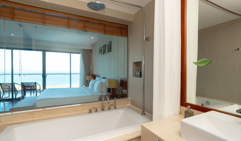 Deluxe Double Room, Bathtub, Ocean View photo 3