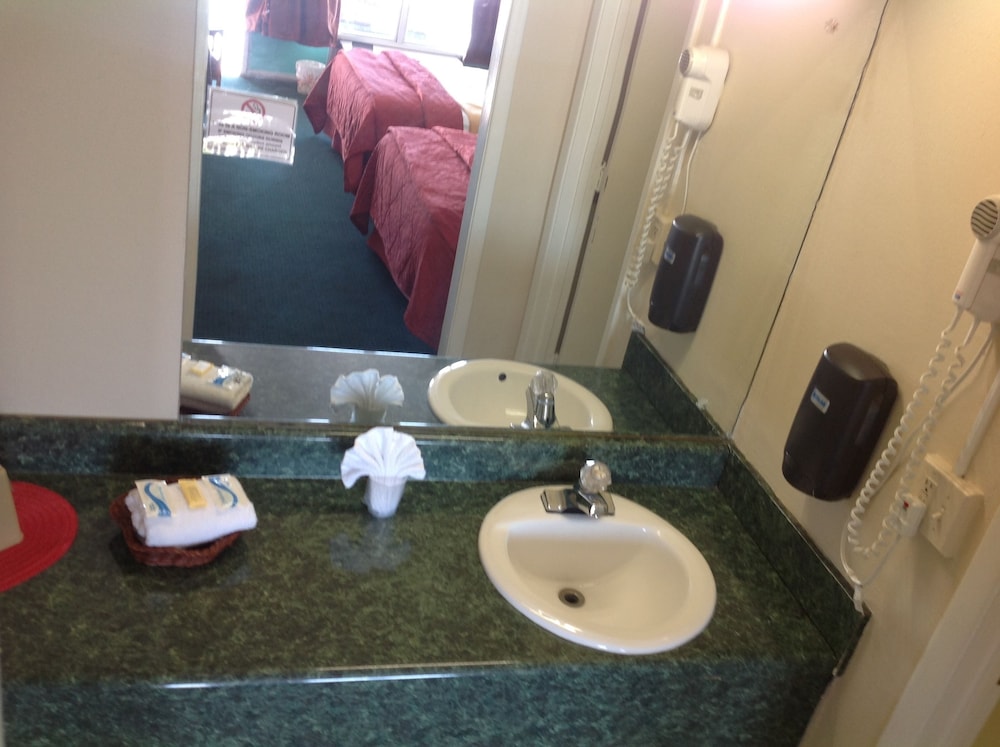 Standard Room, 1 King Bed, Non Smoking photo 3