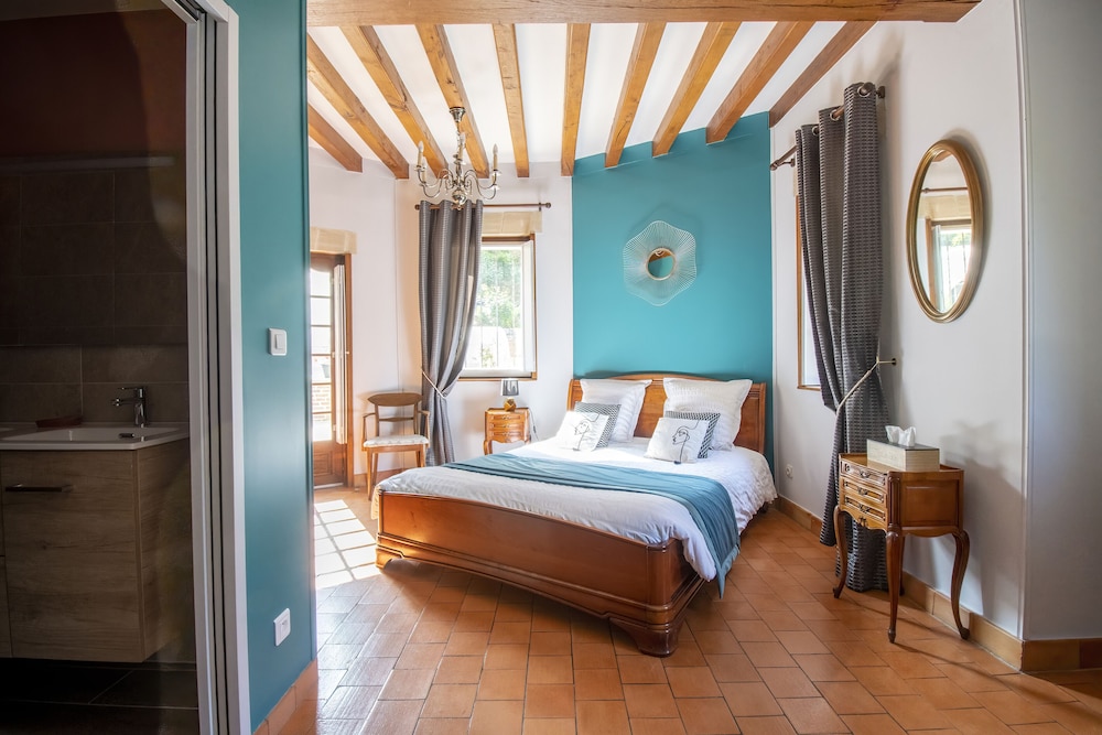 Standard Room, 1 Queen Bed, Non Smoking, Connecting Rooms (Suite du Prieuré) photo 3