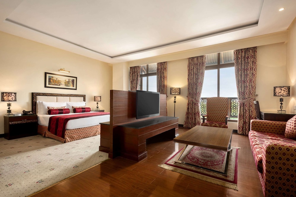 Panoramic Suite, 1 King Bed, Smoking photo 1