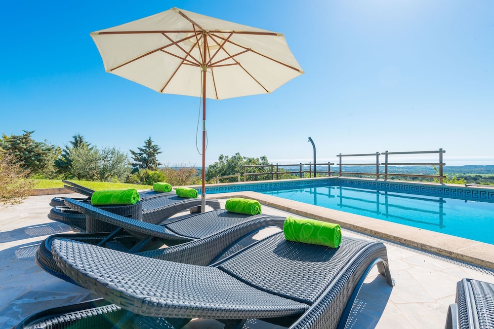 Villa photo 2
