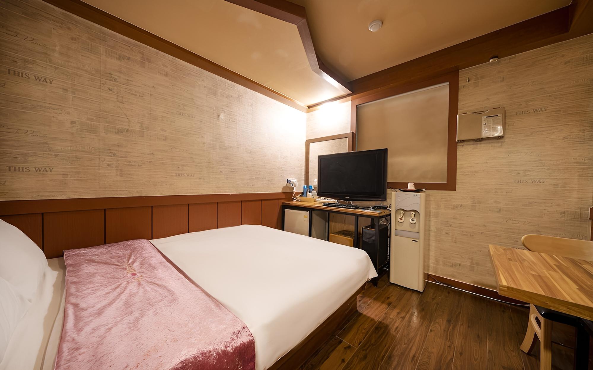 Room (Standard Room) - Photo 13