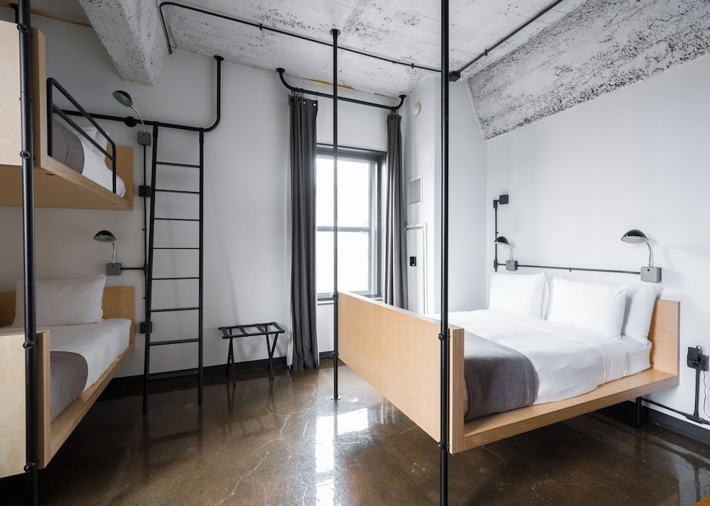 Deluxe Loft, Multiple Beds thumbnail 5