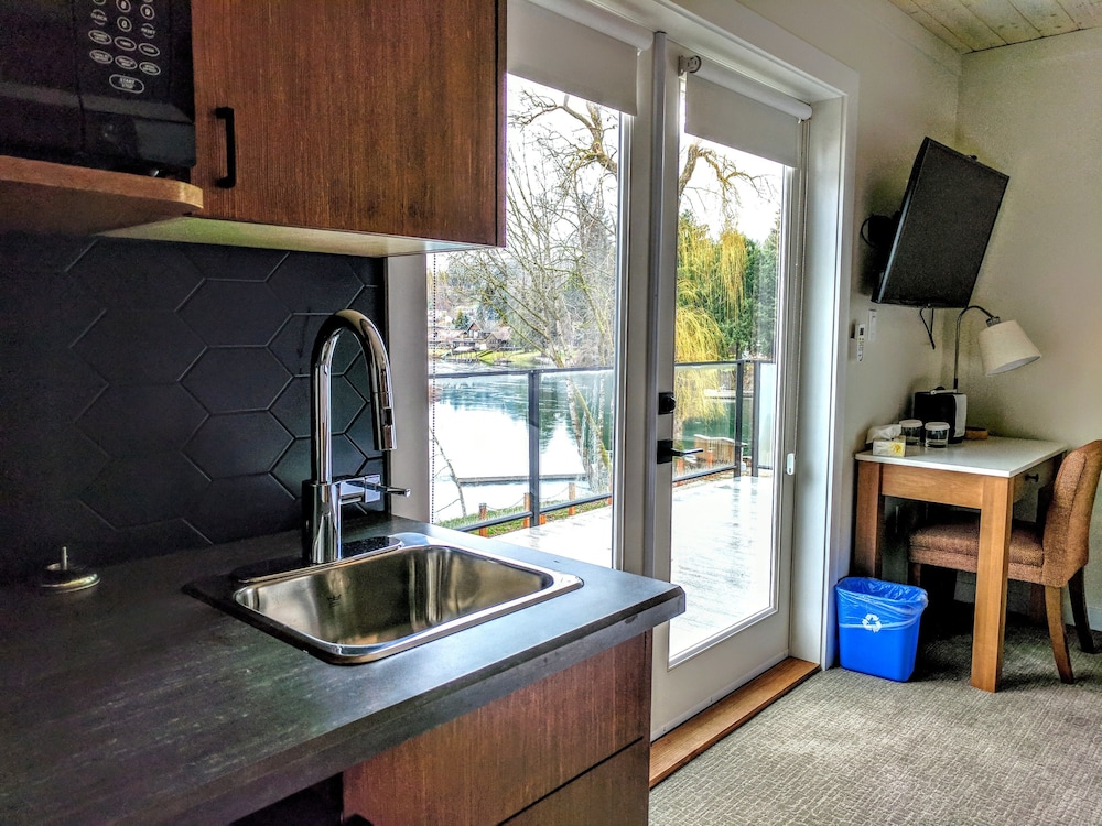 Superior Room, 1 King Bed, Balcony, River View photo 2