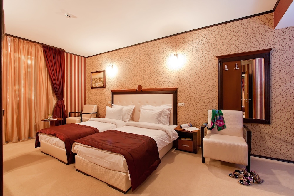 Superior Room, Multiple Beds (with Sofabed) photo 3
