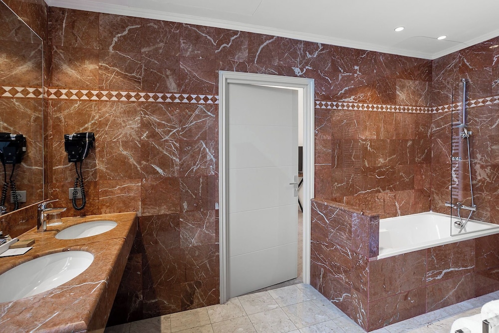 City Suite, City View - Photo 7