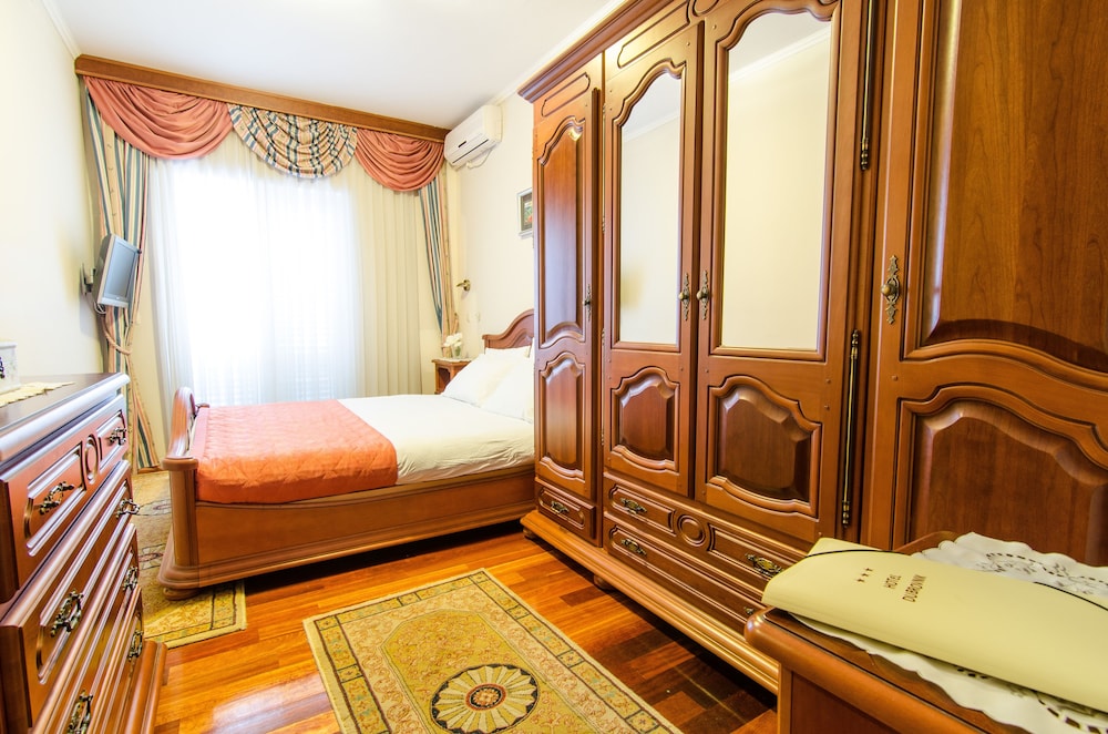 Classic Apartment, 2 Bedrooms, Kitchen