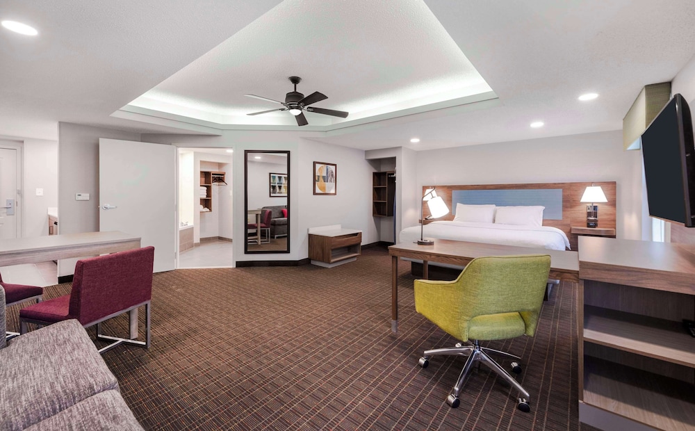 Suite, 1 King Bed, Accessible, Non Smoking - Photo 1