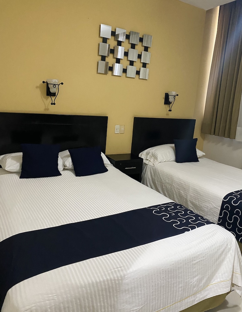 Standard Triple Room (1 queen bed)