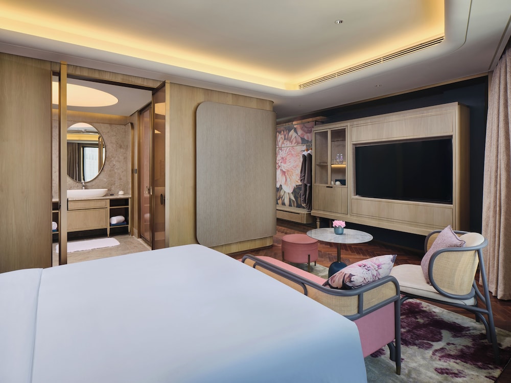 Deluxe City View Queen Room photo 3