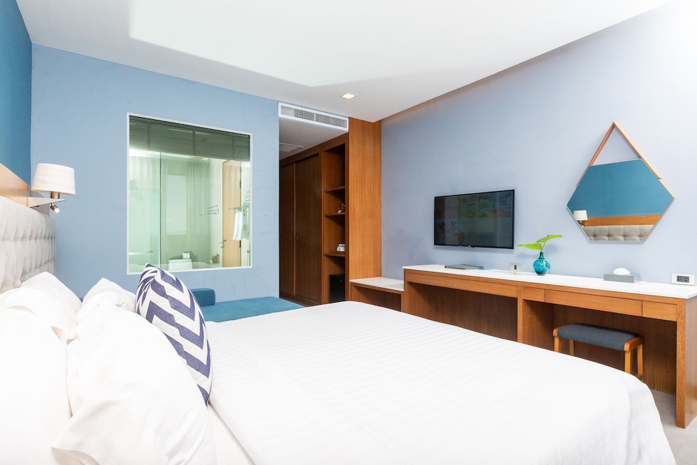 Deluxe Pool View Room With Balcony photo 3