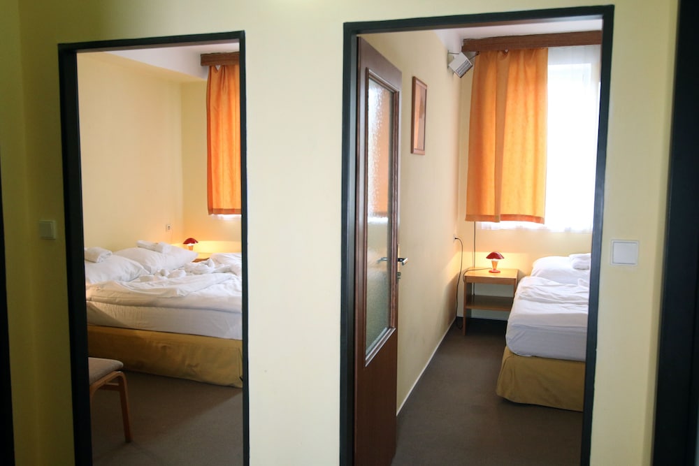 Family Quadruple Room, 2 Bedrooms, Ensuite photo 1