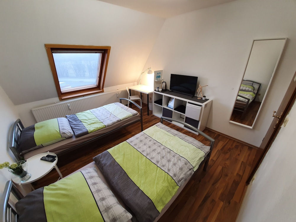 Economy Twin Room photo 2