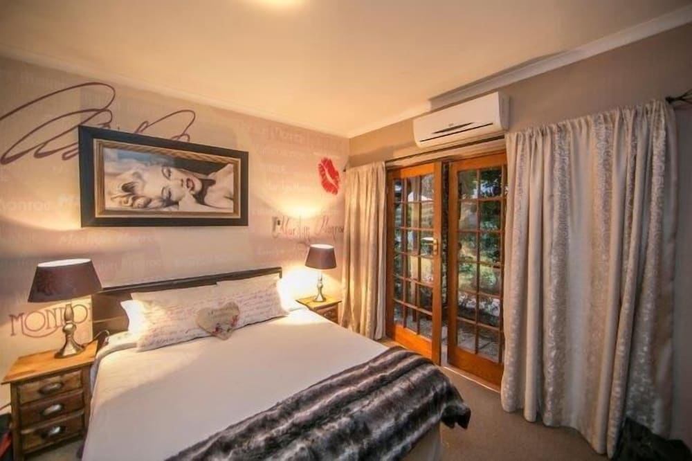 Standard Double Room, 1 Queen Bed (Marilyn Monroe) photo 2