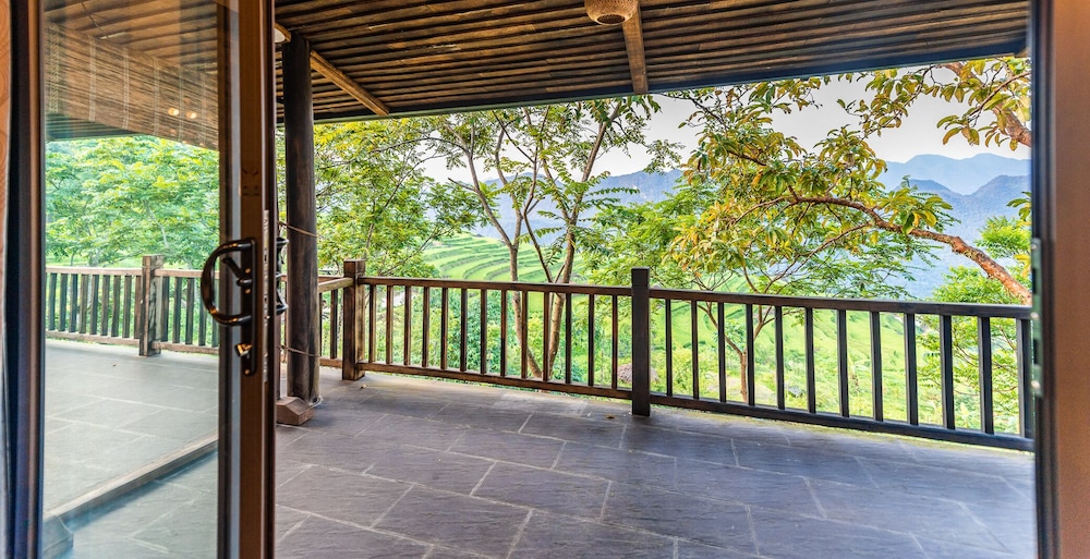 Deluxe Room, 1 King Bed, Balcony, Valley View photo 3